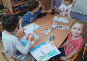 dzieci rysują smoka