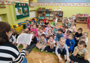 słuchamy opowiadania o symbolach narodowych