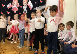 dzieci śpiewają o Polsce