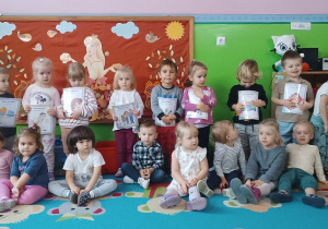 dzieci prezentują poznane prawa