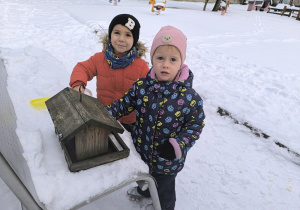 uzupełniamy jedzonko w karmniku