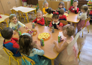 dzieci jedzą przygotowany poczęstunek