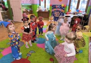 dzieci tańczą w strojach karnawałowych