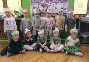 grupa kotków pozuje do zdjęcia