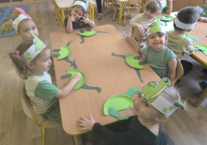 dzieci układają z części dinozaury