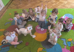 dzieci odkrywaja obrazki z dinozaurami