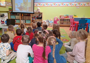 dzieci oglądają bajkę o Misiu Uszatku