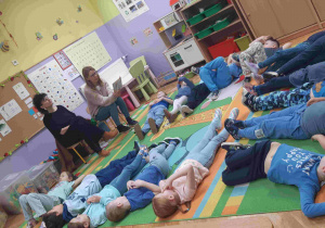 dzieci słuchaja czytanej bajki