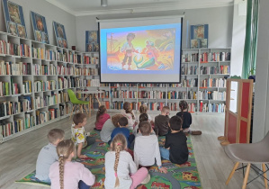 dzieci oglądają film edukacyjny