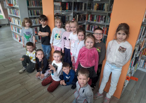 dzieci w bibliotece