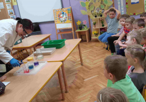 eksperyment z sokiem z czerwonej kapusty