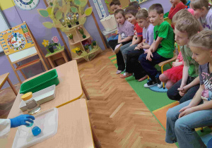 dzieci obserwują jak powstaje kolor błękitny