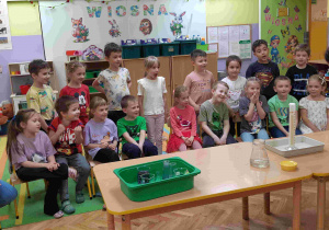 dzieci obserwują proces powstawania magicznego wulkanu