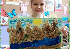 Aniela prezentuje wykonaną pracę "Polskie góry"