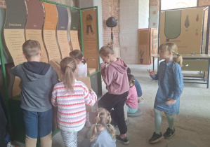dzieci poznają zasady segregowania