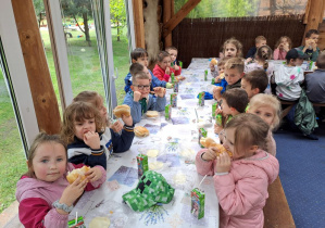 dzieci spożywają posiłek