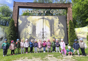 dzieci przed bramą Malinowego Grodu