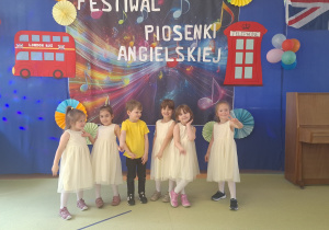 grupa średniaków podczas występu