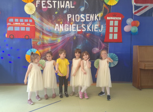 „Happy” i „Sing a song of flowers” - udział reprezentacji przedszkola w konkursie piosenki angielskiej