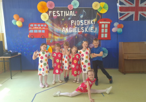 grupa starszaków podczas występu