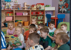 dzieci oglądają ilustracje do poznanych opowiadań