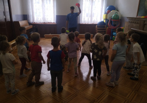 dzieci ćwiczą zwinność