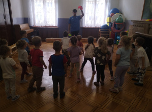 "Sport to zdrowie" - zajęcia pokazowe z piłki nożnej u "Biedroneczek"