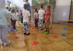 dzieci poszukują swoich krążków