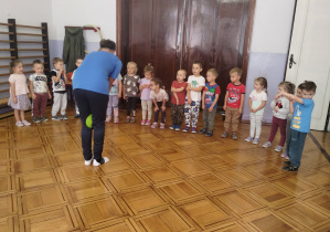 dzieci rozmawiają z trenerem