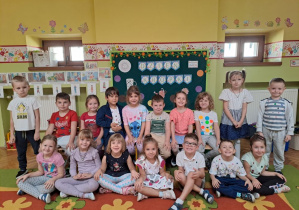 grupa 6 pozuje do zdjęcia w dniu kropki