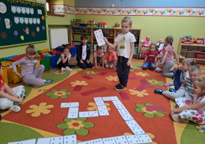 dzieci grają w maxi domino