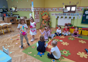 dzieci szukają kropek w sali