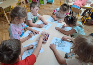 dzieci tworzą kolorowe sowy