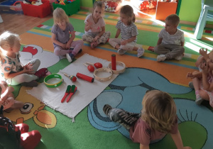 dzieci rozmawiają o zgromadzonych instrumentach