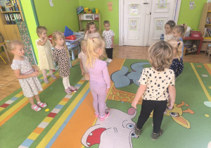 dzieci szukają kropek w swojej sali