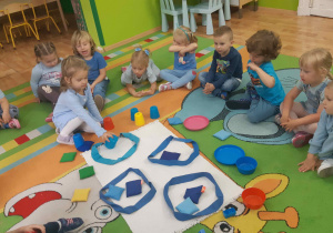 dzieci tworzą zbiory w kolorze niebieskim