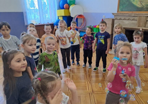 dzieci puszczają bańki