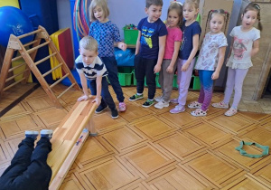 dzieci przeciągają się na ławeczce
