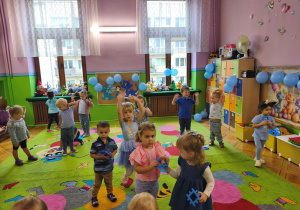 dzieci bawią się niebieskimi klockami