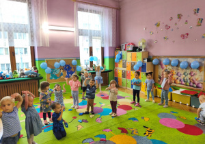 dzieci tańczą e rytm piosenek