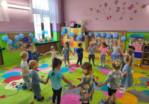 dzieci tańczą w kole