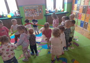 dzieci bawią się w kole sigumą