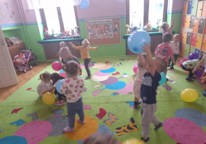 dzieci bawią się balonami