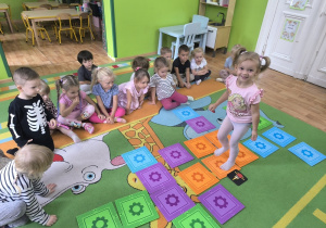 dzieci kodują na dywanie