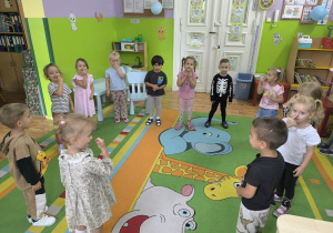 dzieci bawią się w kole przy piosence