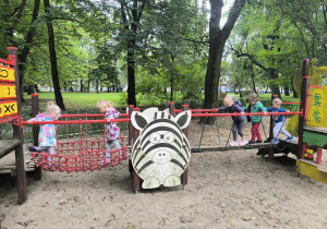 dzieci przechodzą przez mostek