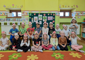 dzieci pozują w samodzielni zrobionych opaskach jabłkowych