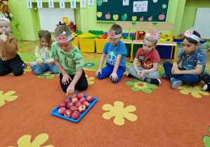 dzieci liczą jabłka