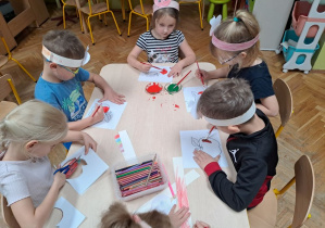 dzieci malują i wycinają obrazek jabłka