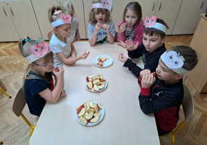 dzieci degustują jabłka